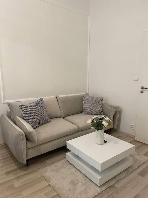 Helen Homestay Vysehrad Прага Екстериор снимка