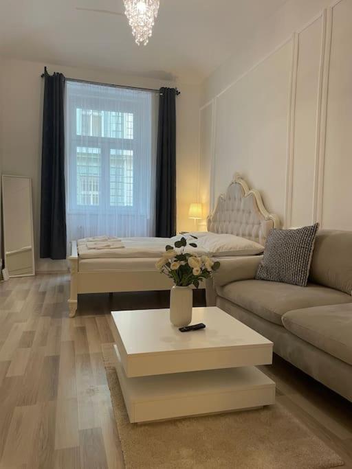 Helen Homestay Vysehrad Прага Екстериор снимка