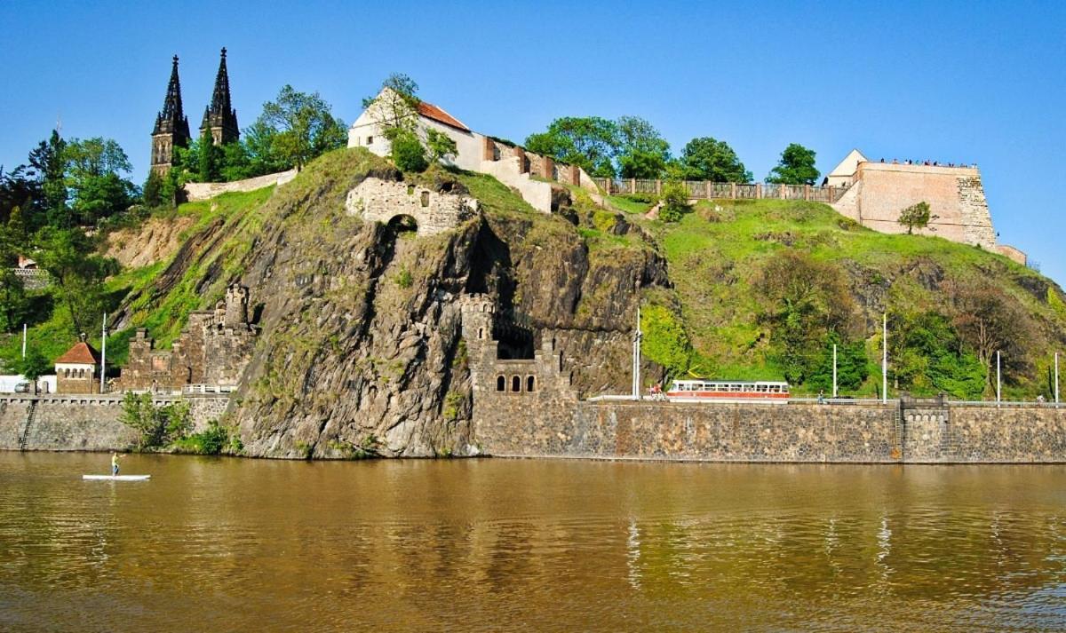 Helen Homestay Vysehrad Прага Екстериор снимка